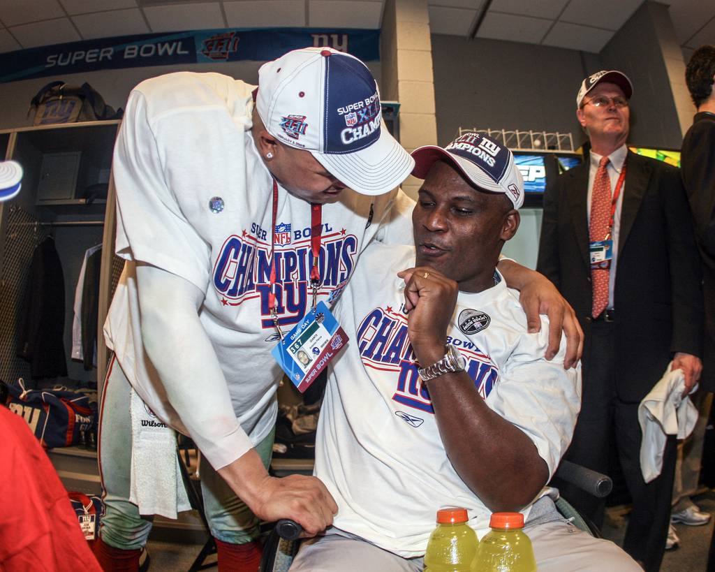 Gadson talks with Giants linebacker Antonio Pierce, who played an important role in the Giants 2007 season, particularly with a defensive play in the NFC Championship game against the Green Bay Packers.